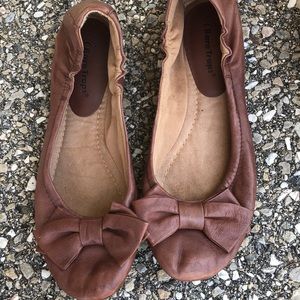 Bare Traps brown flats